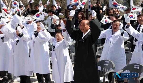 NSP통신-상주시와 상주지역 민간봉사단체인 상맥회는 지난 23일 상주시 남산공원 내 항일독립의거 기념탑 앞에서 독립유공자 후손과 관내 기관단체장 및 학생, 시민 등 300여 명이 참석한 가운데 제105주년 상주 항일독립만세운동 기념식을 개최했다. (사진 = 상주시)