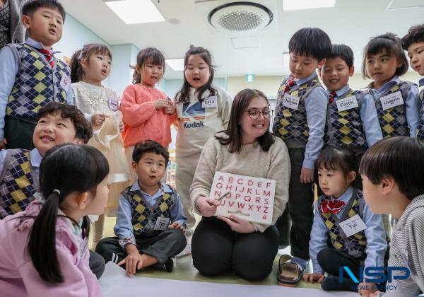 NSP통신-의성군은 지난 19일부터 경상북도 지자체 중 처음으로 어린이집 원어민 영어교실 운영을 시작했다. (사진 = 의성군)
