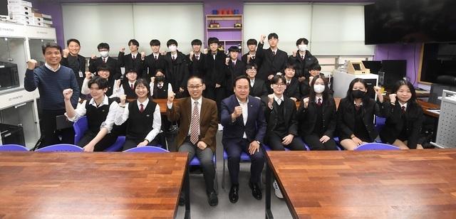 NSP통신-25일 이권재 오산시장(오른쪽에서 다섯번째)이 운천고등학교를 방문해 학생들과 함께 기념촬영을 하는 모습. (사진 = 오산시)