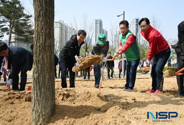 NSP통신-경상북도는 27일 이철우 도지사, 김충섭 김천시장, 지역주민, 혁신도시 이전 공공기관, 산림단체 회원 등 450여 명이 참석한 가운데 제79회 식목일을 기념하여 나무 심기 행사를 김천시 율곡동 안산공원 일원에서 성황리에 개최했다. (사진 = 경상북도)