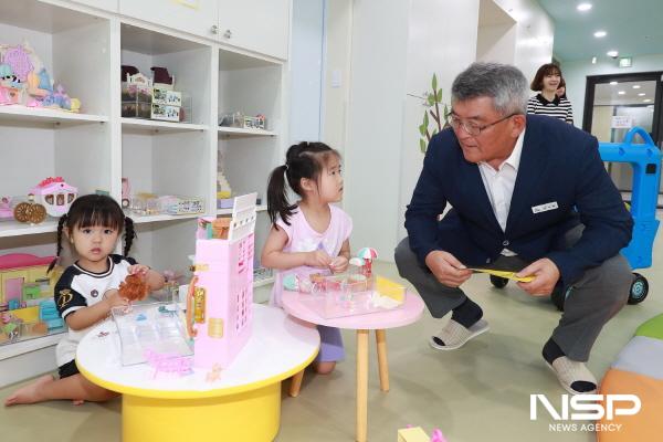 NSP통신-김학동 예천군수가 장난감도서관에서 아이들의 놀이에 함께 참여해 이야기를 들어 주고 있다. (사진 = 예천군)