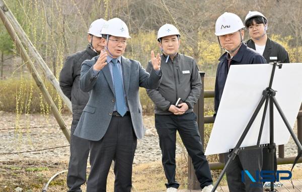 NSP통신-김진열 군위군수가 지난달 29일 의흥면 삼국유사테마파크 내부 총 100억 원의 예산(경북도비 60억, 군비 40억)을 들여 추진중인 아이누리 키즈공원 과 몰입형 미디어아트 체험관 조성사업 공사 현장을 방문했다. (사진 = 군위군)