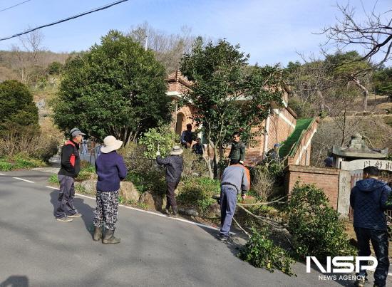 NSP통신-마을회관 주변 나무 전정 (사진 = 광양시청)