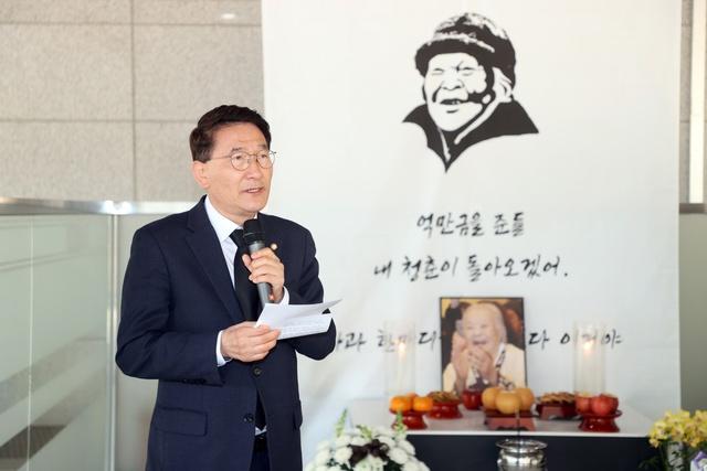 NSP통신-30일 김기정 수원시의회 의장이 추모사를 하는 모습. (사진 = 수원시의회)