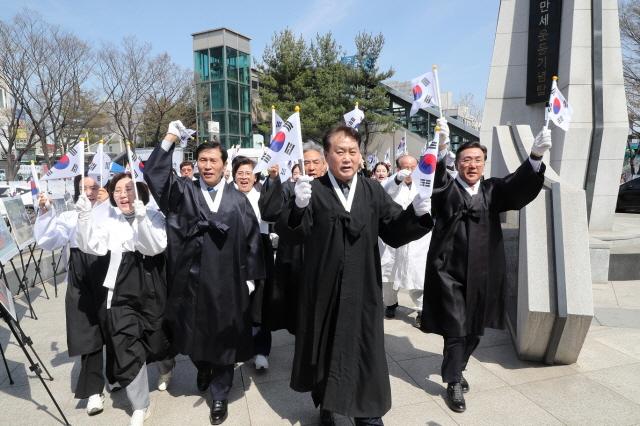 NSP통신-군포역 앞 항일독립만세운동 기념탑 일대에서 105주년 군포 3·31만세운동 기념행사가 진행되고 있다. (사진 = 군포시)