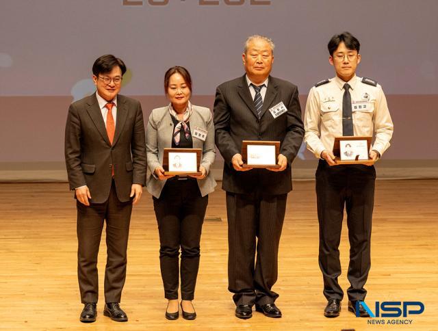 NSP통신-김병수 김포시장이 자랑스런 김포 인 상을 수상한 수상들과 기념사진 촬영을 하고 있는 모습. (사진 = 조이호 기자)