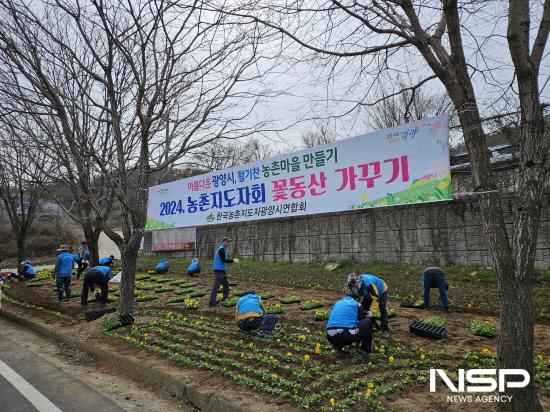 NSP통신-꽃동산 조성을 위한 봄꽃 심기 (사진 = 광양시청)