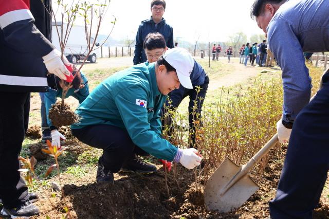 NSP통신-2일 김성제 의왕시장이 왕송호수공원에서 열린 제79회 식목일을 기념해 기후변화에 대응한 나무심기 행사에 참여하고 있다. (사진 = 의왕시)