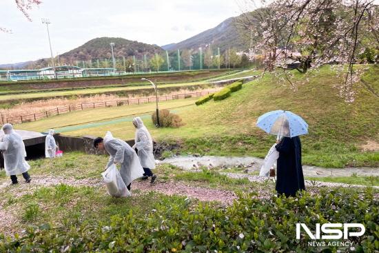 NSP통신-서천변 일대에서 쓰담걷기 활동 (사진 = 광양만권경제자유구역청)