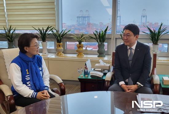 NSP통신-지난 3일 광양 지역 상공업 발전을 위해 간담회를 가진 권향엽(왼쪽) 후보와 우광일(오른쪽) 광양상의 회장 (사진 = 권향엽 국회의원 후보 홍보실)