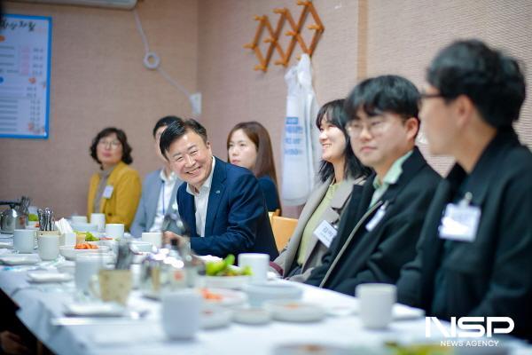 NSP통신-정기명 시장이 외곽청사 직원들과의 간담회에서 직원들의 의견을 듣고 있다. (사진 = 여수시)