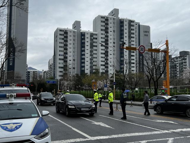 NSP통신-3일 낮 범계초등학교 부근 스쿨존에서 안양동안경찰서가 교통경찰과 지역경찰 합동으로 음주운전 등 법규위반 행위 단속을 실시했다. (사진 = 안양동안경찰서)