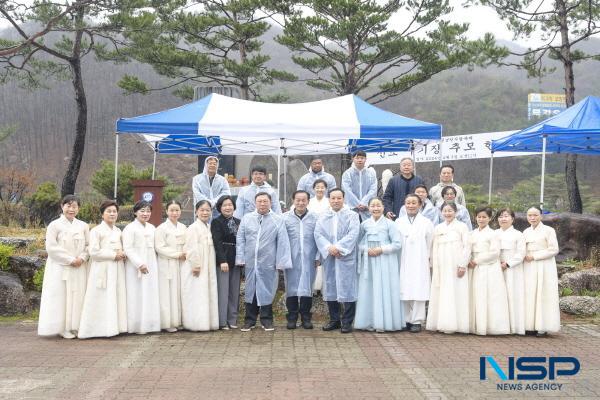 NSP통신-지난 3일 문경시 문경읍 진안리 도자기박물관 옆 선조도공 추모비 앞에서 2024 문경찻사발축제의 성공 개최와 문경 도자기 발전을 기원하는 선조도공 추모제가 열렸다. (사진 = 문경시)