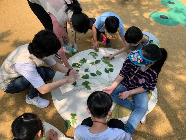 NSP통신-성남시 환경교육 프로그램 중 하나로 장애학생들이 우리 반 나무 만들기 수업에 참여 중이다. (사진 = 성남시)