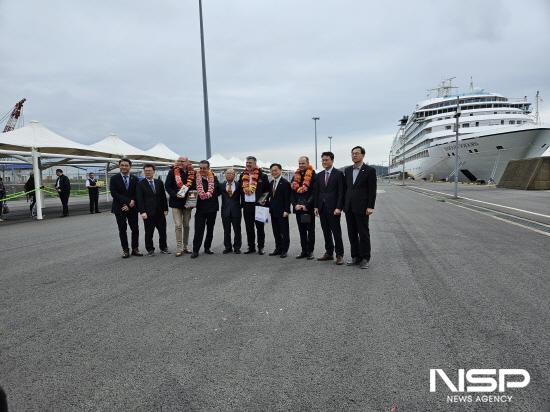 NSP통신-씨번 써전(Seabourn Sojourn)호 입항 기념행사 (사진 = 여수광양항만공사)