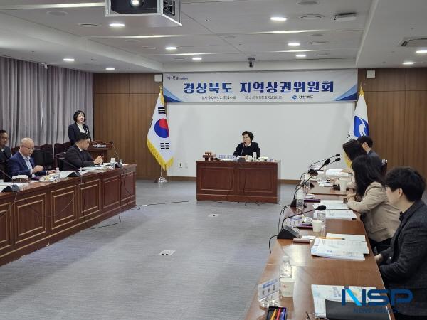 NSP통신-경상북도 지역상권위원회는 지난 2일 경북도청에서 경상북도 지역상권위원 위촉과 함께 제1회 지역상권위원회 를 개최했다. (사진 = 경상북도)