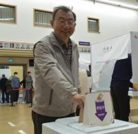 [NSP PHOTO]사전 투표하는 이정현 국회의원 후보