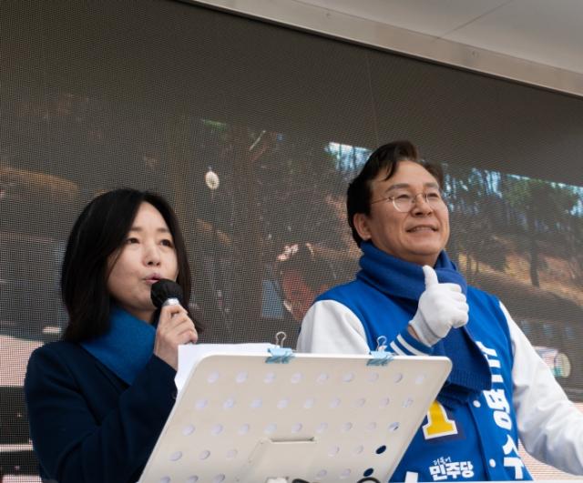NSP통신-손명수 민주당 용인시을 국회의원 후보가 시민 유세를 펼치고 있다. (사진 = 손명수 후보 캠프)
