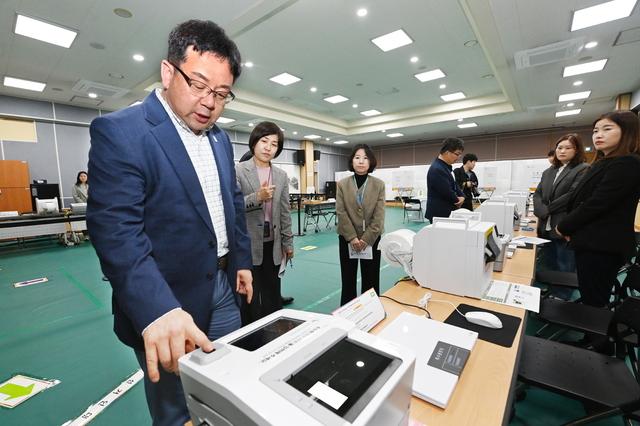 NSP통신-4일 김현수 수원시 제1부시장(왼쪽)이 사전투표소를 점검하는 모습. (사진 = 수원시)