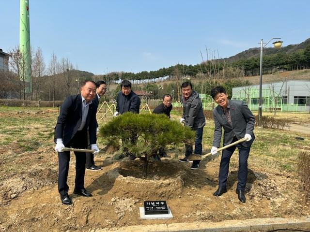 NSP통신-4일 참석자들이 나무를 식재 하는 모습. (사진 = 화성시)