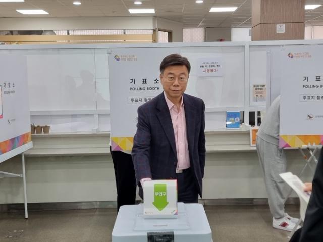NSP통신-신상진 성남시장이 중원구 하대원동 행정복지센터 사전투표소에서 투표하는 모습. (사진 = 성남시)