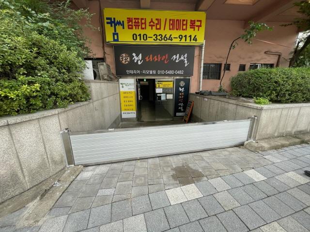NSP통신-2023년도 상가 출입구 앞 설치된 차수판 모습. (사진 = 안양시)