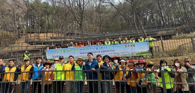 NSP통신-8일 정명근 화성시장(가운데)과 참석자들이 봄꽃 심기 행사에서 기념촬영을 하는 모습. (사진 = 화성시)