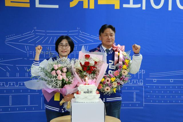 NSP통신-11일 김영진 더불어민주당 국회의원 당선인(오른쪽)이 배우자와 당선 축하 기념촬영을 하고 있다. (사진 = 김영진 선거사무소)