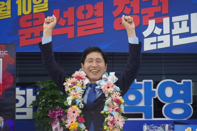 NSP통신-이학영 더불어민주당 군포 국회의원 당선인이 꽃다발을 목에 걸고 환호하고 있다. (사진 = 이학영 당선인 캠프)