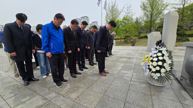 NSP통신-김준혁 더불어민주당 국회의원 당선인(우측 첫번째줄)과 참석자들이 현충탑을 참배하고 있다. (사진 = 김준혁선거사무소)