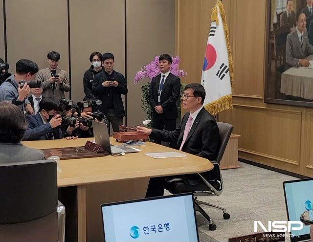 NSP통신-12일 이창용 한국은행 총재가 금통위 회의실에서 회의 시작을 기다리고 있다. (사진 = 강수인 기자)