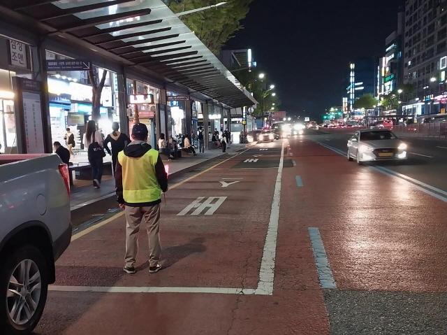 NSP통신-성남 모란역 인근 관외 택시 불법 영업 단속 모습. (사진 = 성남시)