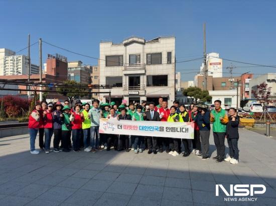 NSP통신-4월 클린데이 참석자 기념 찰영 (사진 = 광양시청)