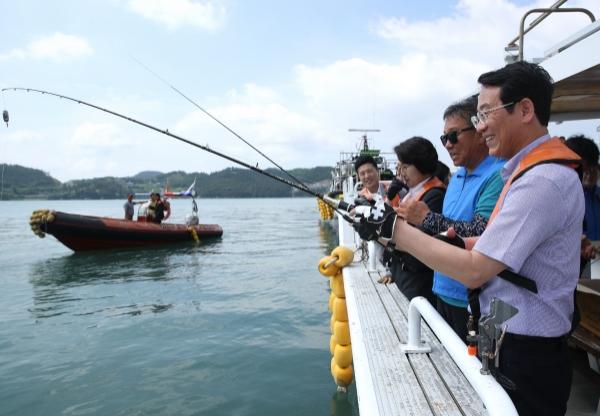 NSP통신-강진원 강진군수(사진 오른쪽)가 지난 해 6월 22일 마량항 바다낚시 어선에 탑승해 바다낚시를 하고 있다. (사진 = 강진군)