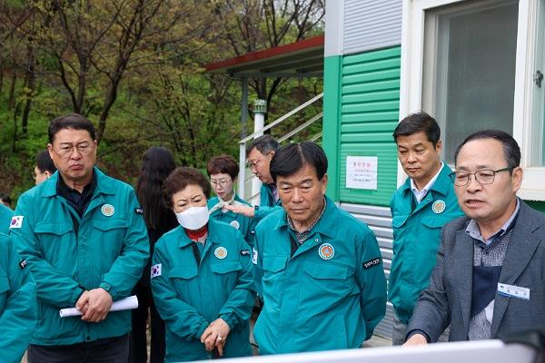 NSP통신-영주시의회는 16일 제280회 임시회 기간 중 효율적인 지역발전 방안을 모색하기 위해 동물보호센터 증축부지를 비롯한 총 5개소의 사업장을 방문하여 주요 현안을 점검했다. (사진 = 영주시의회)