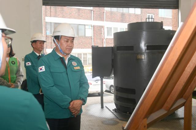 NSP통신-15일 이권재 오산시장이 신장빗물펌프장 가동 훈련에 참석한 모습. (사진 = 오산시)