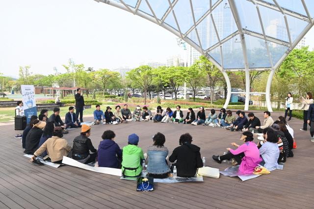 NSP통신-조용익 부천시장이 상동호수공원에서 주민들과 대화를 나누고 있는 모습. (사진 = 부천시)
