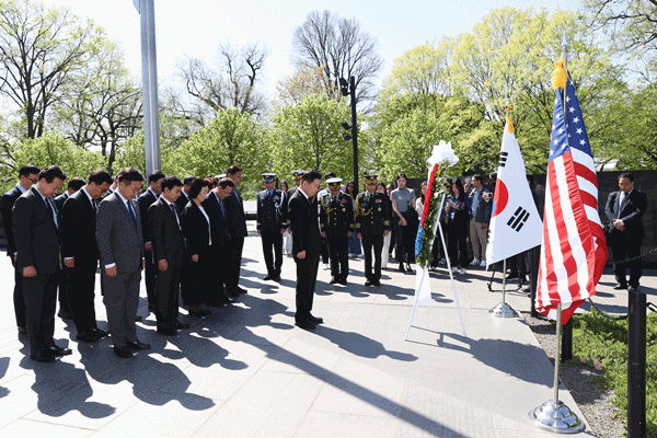NSP통신-김진표 의장 및 참석자들이 한국전 참전용사 기념비에 헌화한 뒤 묵념하고 있다. (사진 = 국회의장 공보수석실)