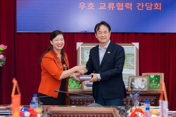 NSP통신-동아잉현 인민위원회 부위원장(응우옌 티 떰)과 악수하는 이동환시장