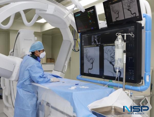 NSP통신-류성주 과장의 뇌혈관조영술 하는 모습 (사진 = 포항세명기독병원)