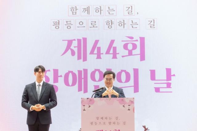 NSP통신-18일 오전 경기종합노동복지회관에서 열린 제44회 경기도 장애인의 날 기념식에서 김동연 경기도지사가 수어로 축사를 하고 있다. (사진 = 경기도)