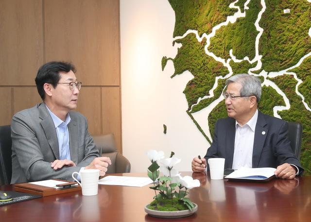 NSP통신-18일 정명근 화성시장(왼쪽)과 박봉현 화성특례시준비위원회 위원장이 대화를 하고 있다. (사진 = 화성시)
