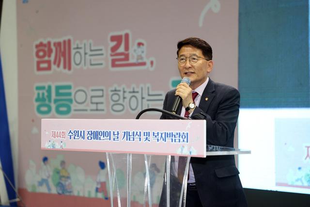 NSP통신-17일 김기정 수원시의회 의장이 축사를 하는 모습. (사진 = 수원시의회)