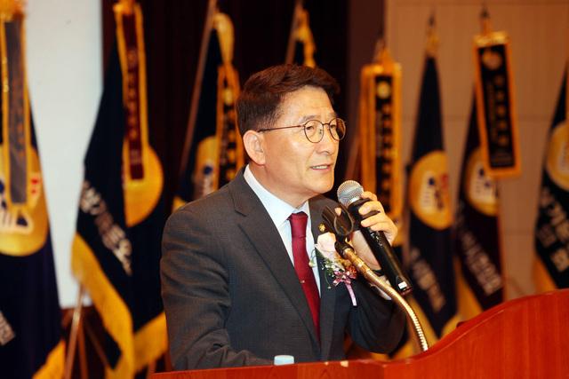 NSP통신-18일 김기정 수원시의회 의장이 축사를 하고 있다. (사진 = 수원시의회)
