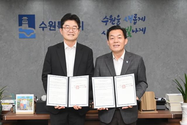 NSP통신-18일 이재준 수원시장(오른쪽)과 SK케미칼 김기동 경영지원본부장이 기념 촬영을 하고 있다. (사진 = 수원시)