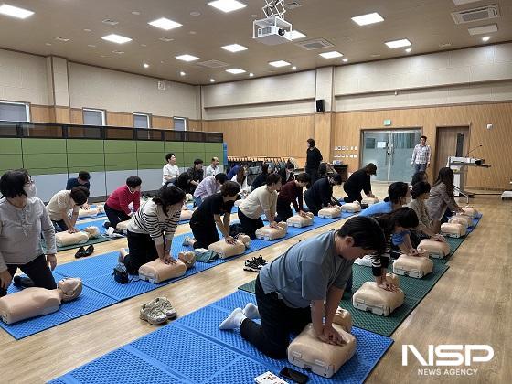 NSP통신-완주군이 자동심장충격기(AED) 관리책임자를 대상으로 심폐소생술 등 응급처치 교육을 실시하고 있다.