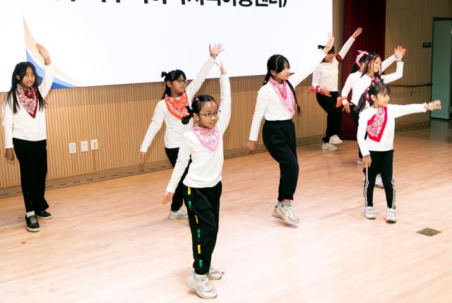 NSP통신-지난해 12월 개최된 2023 김포시 이주배경청소년 지원사업보고회 공연 모습. (사진 = 김포시)