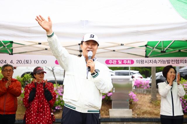 NSP통신-김성제 의왕시장이 20일 갈미한글공원에서 열린 탄소중립 실천을 위한 두발로 Day 행사에서 인사말을 하고 있다. (사진 = 의왕시)