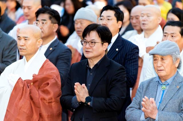 NSP통신-김포시불교연합회가 지난 21일 김포아트빌리지 한옥마을에서 다문화가족 및 김포시민과 함께 하는 연등회를 개최한 모습. (사진 = 김포시)