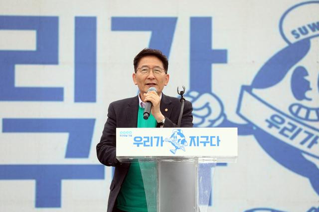 NSP통신-20일 수원 화성행궁 광장에서 개최한 지구의 날 행사에서 김기정 수원시의회 의장이 인사말을 하는 모습. (사진 = 수원시의회)